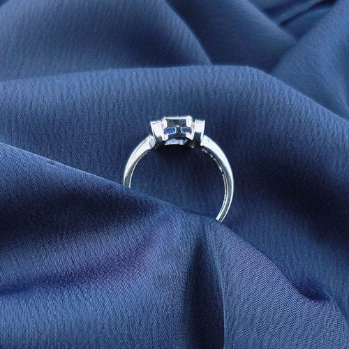 Bague Bague en or blanc 18 carats avec saphir bleu de Ceylan et diamants 58 Facettes AO-0011
