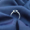 Bague Bague en or blanc 18 carats avec saphir bleu de Ceylan et diamants 58 Facettes AO-0011