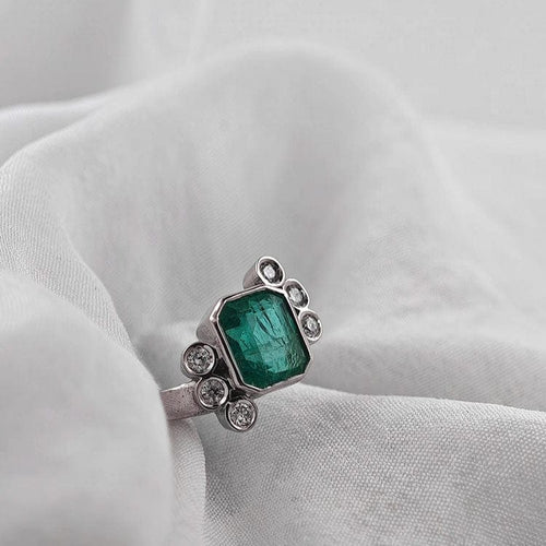 Bague 54 Bague en or blanc 18 carats avec émeraude et diamants 58 Facettes AO-0009