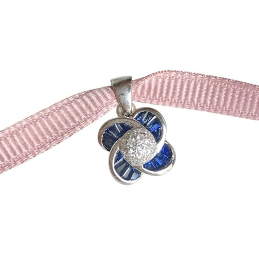 Pendentif Pendentif motif floral en or blanc 18k avec saphirs et diamants 58 Facettes