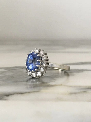 Bague 58.5 Bague pompadour en or blanc 18 k et platine, saphir de Ceylan et diamants 58 Facettes