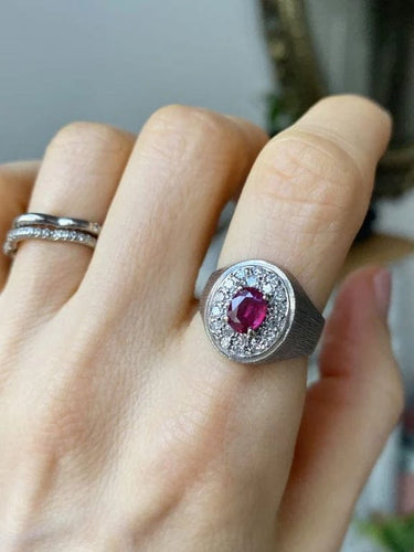 Bague 54 Bague chevalière en or gris 18K avec rubis et diamants 58 Facettes