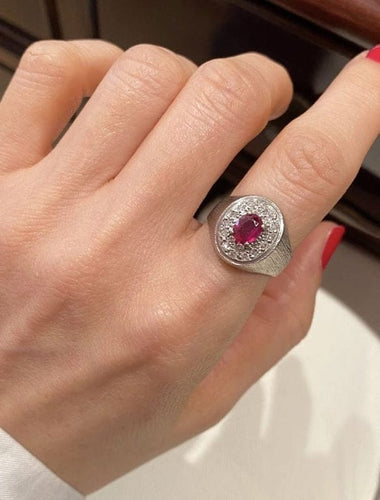 Bague 54 Bague chevalière en or gris 18K avec rubis et diamants 58 Facettes