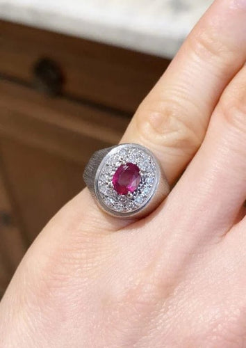 Bague 54 Bague chevalière en or gris 18K avec rubis et diamants 58 Facettes