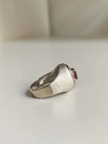 Bague 54 Bague chevalière en or gris 18K avec rubis et diamants 58 Facettes