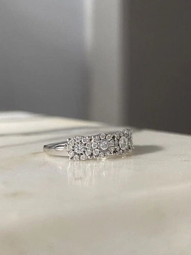 Bague 54 Bague en or blanc 18 carats à fleurs serties de diamants 58 Facettes