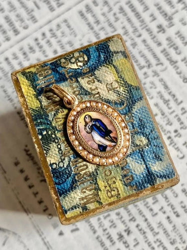 Pendentif Pendentif Vierge Marie ancien émaillé en or jaune 18K et perles 58 Facettes
