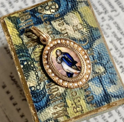 Pendentif Pendentif Vierge Marie ancien émaillé en or jaune 18K et perles 58 Facettes