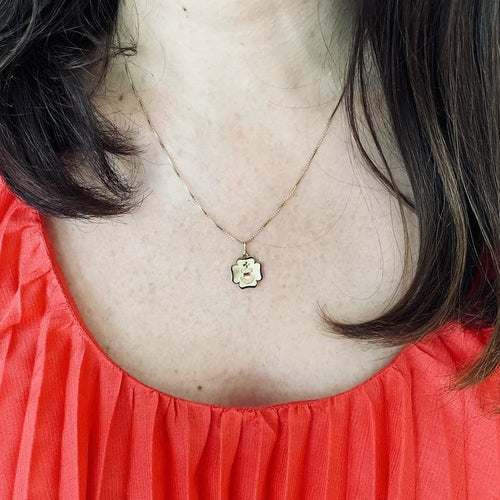 Pendentif Augis - Médaille d’amour trèfle en or jaune et rubis synthétiques 58 Facettes LMB-311