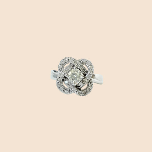 Bague 50 Bague n° 101 - Bague en or blanc 18 carats et diamants 58 Facettes