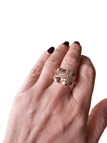 Bague 56 Bague tank ajourée en or rose, années 1950 58 Facettes 1.0002239/1