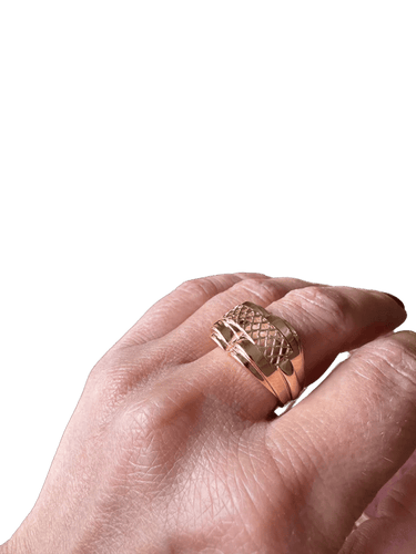 Bague 56 Bague tank ajourée en or rose, années 1950 58 Facettes 1.0002239/1