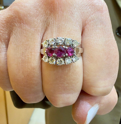 Bague 58 Bague jarretière ancienne en or blanc 14 carats, diamants et rubis 58 Facettes 0