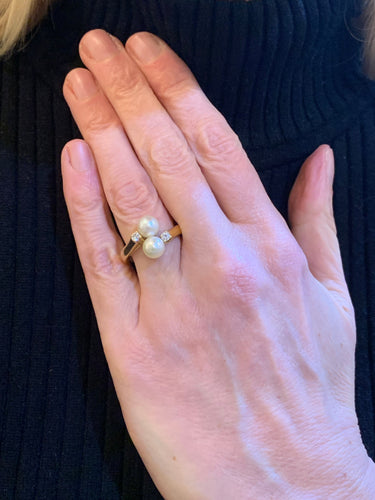 https://cdn.shopify.com/s/files/1/0647/1470/3075/files/Bague_Vintage_-_Bague_Toi_Moi_Perles_Diamants_Or_Jaune_-_Joaillerie_Paris_-_Les_Pierres_de_Julie_4.jpg?v=1771861627
