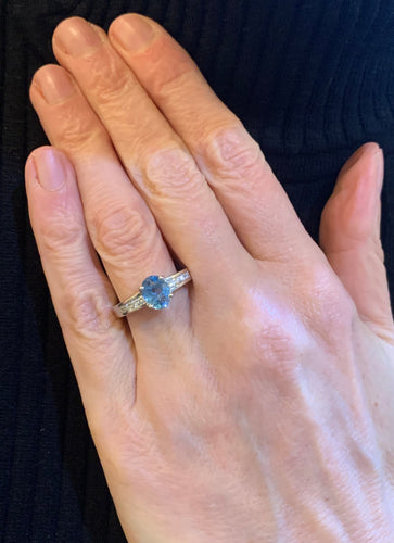 Bague 55 Bague topaze ovale et diamants en or gris 18 carats 58 Facettes B391