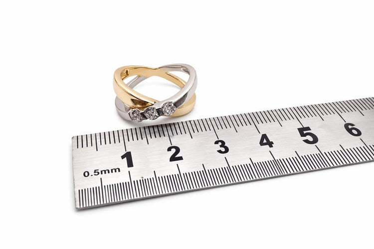 Bague 54 Bague bicolore en or 18 carats et diamants 58 Facettes Bague bicolore en or et diamants