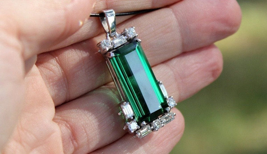 Pendentif Pendentif en or blanc 750 - Tourmaline verte et diamants 58 Facettes