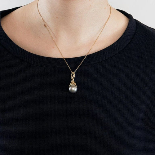 Pendentif Pendentif en or jaune 18 carats et perle baroque grise 58 Facettes