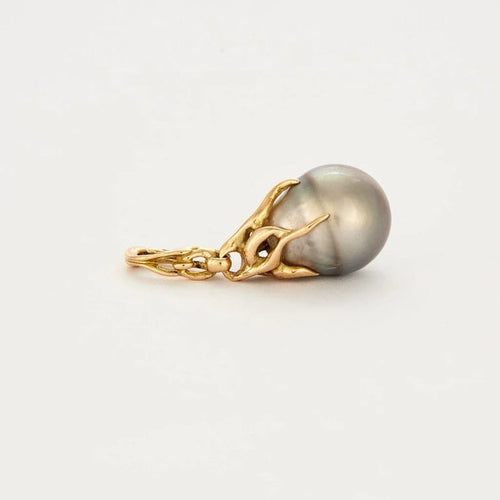 Pendentif Pendentif en or jaune 18 carats et perle baroque grise 58 Facettes