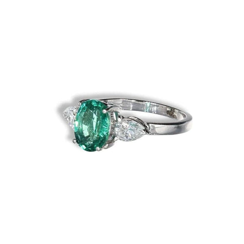 Bague 56 Bague en or blanc avec émeraude ovale et diamants 58 Facettes