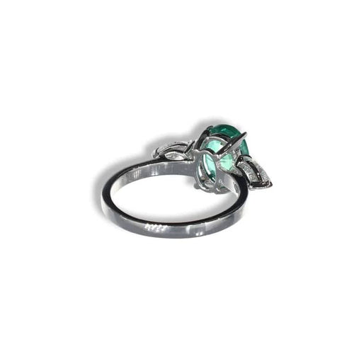 Bague 56 Bague en or blanc avec émeraude ovale et diamants 58 Facettes