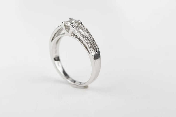 Bague 52 Bague en or blanc 18K sertie de diamants 58 Facettes