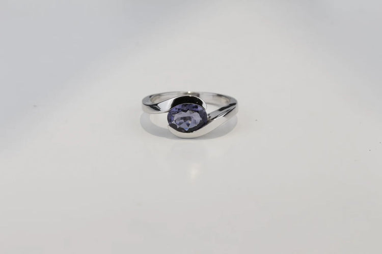 Bague 52 Bague entrelacée - Bague en or blanc 18K avec iolite ovale 58 Facettes