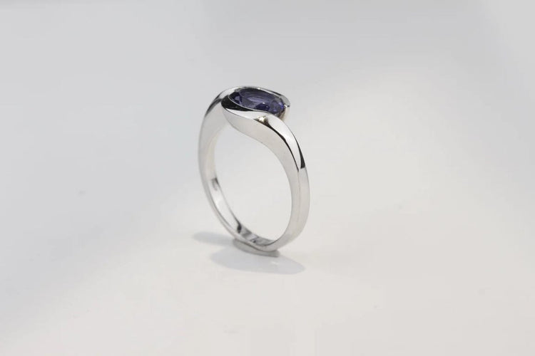 Bague 52 Bague entrelacée - Bague en or blanc 18K avec iolite ovale 58 Facettes