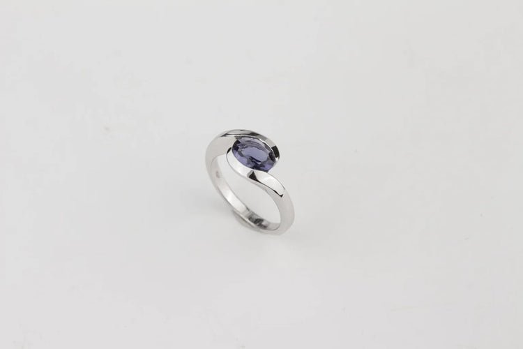 Bague 52 Bague entrelacée - Bague en or blanc 18K avec iolite ovale 58 Facettes
