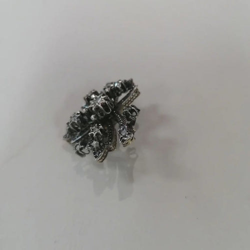 Broche Broche ancienne en or 750 et argent 925 ornée de diamants 58 Facettes