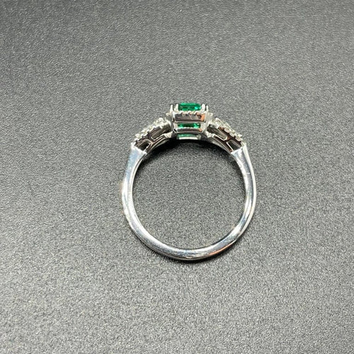 Bague 54 Bague en or blanc 18 kt avec émeraude de Colombie et diamants 58 Facettes