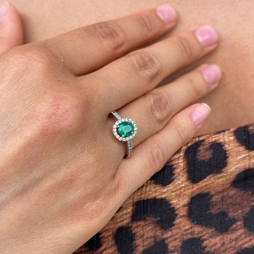 Bague 53 Bague en or blanc 18 kt avec émeraude de Colombie et diamants 58 Facettes