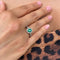 Bague 53 Bague en or blanc 18 kt avec émeraude de Colombie et diamants 58 Facettes