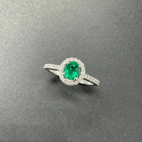 Bague 53 Bague en or blanc 18 kt avec émeraude de Colombie et diamants 58 Facettes