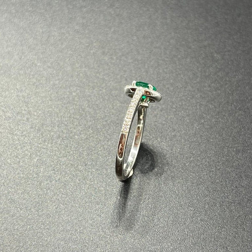 Bague 53 Bague en or blanc 18 kt avec émeraude de Colombie et diamants 58 Facettes