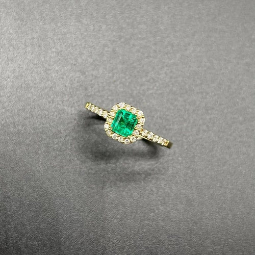 Bague 53 Bague entourage émeraude de Colombie et diamants en or jaune 18 kt 58 Facettes
