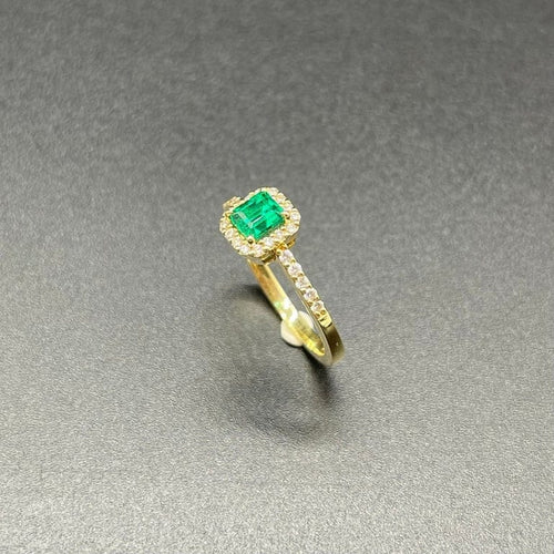 Bague 53 Bague entourage émeraude de Colombie et diamants en or jaune 18 kt 58 Facettes
