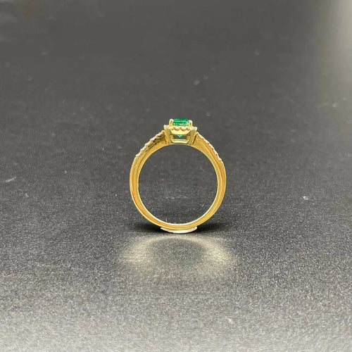 Bague 53 Bague entourage émeraude de Colombie et diamants en or jaune 18 kt 58 Facettes