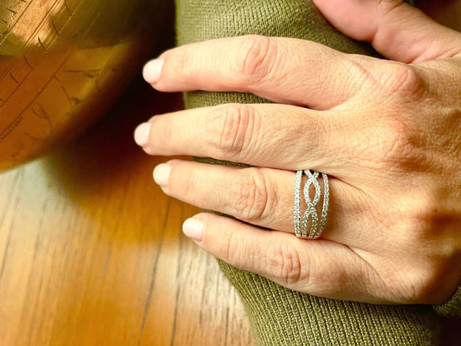 Bague 55 Bague bandeau ajourée en or gris 18 carats et diamants 58 Facettes