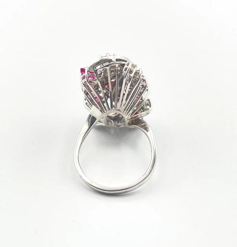 Bague 57 Bague florale vintage en or gris 18 carats, diamants et rubis 58 Facettes