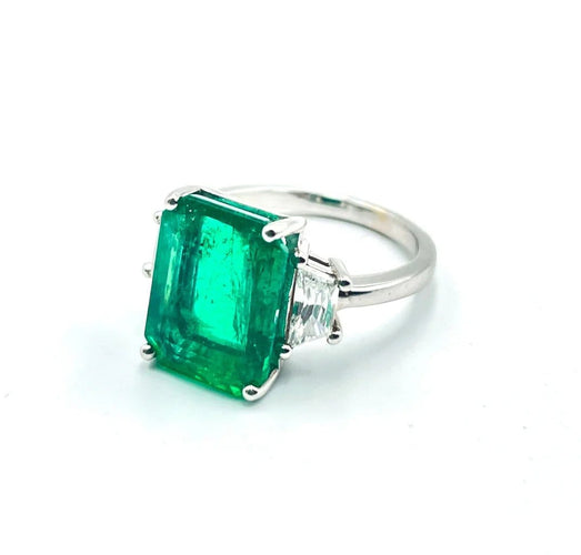 Bague 52 Bague émeraude en or blanc et diamants trapèzes 58 Facettes