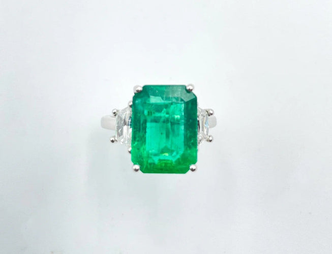 Bague 52 Bague émeraude en or blanc et diamants trapèzes 58 Facettes