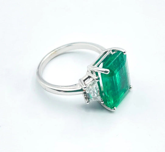 Bague 52 Bague émeraude en or blanc et diamants trapèzes 58 Facettes