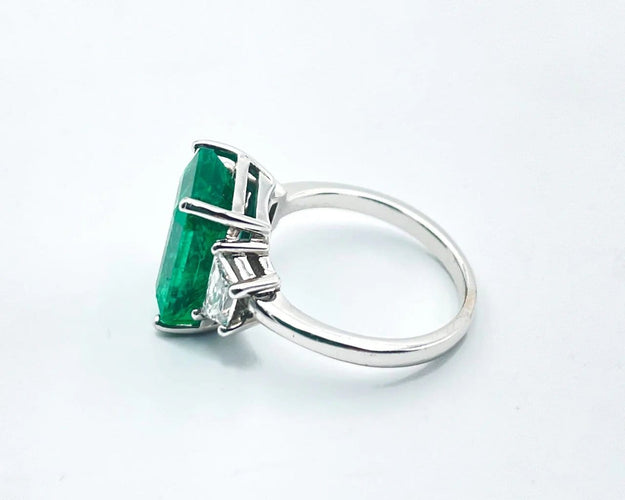 Bague 52 Bague émeraude en or blanc et diamants trapèzes 58 Facettes