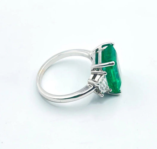 Bague 52 Bague émeraude en or blanc et diamants trapèzes 58 Facettes