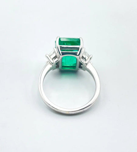 Bague 52 Bague émeraude en or blanc et diamants trapèzes 58 Facettes