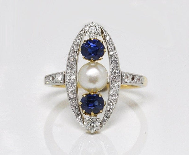 Bague 55 Bague marquise Belle Époque en or et platine, diamants, saphirs et perle fine 58 Facettes