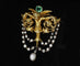 Broche Salt et Schlosberg - Broche Néo-Renaissance en or avec émeraude, diamants et perle 58 Facettes