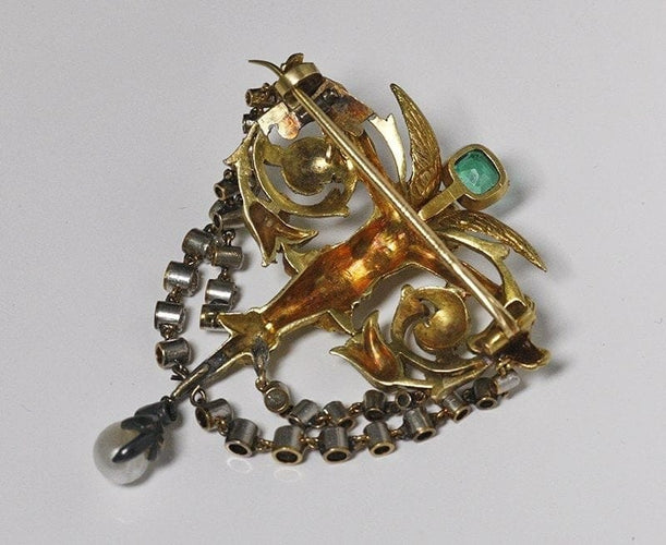 Broche Salt et Schlosberg - Broche Néo-Renaissance en or avec émeraude, diamants et perle 58 Facettes