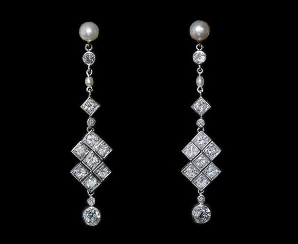 Boucles d'oreilles Art Déco - Boucles d’oreilles pendantes en platine, diamants et perles fines 58 Facettes